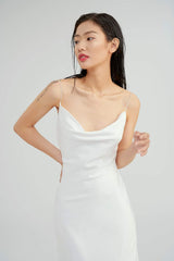 Robe longue en soie élégante avec décolleté drapé et bretelles spaghetti minimalistes