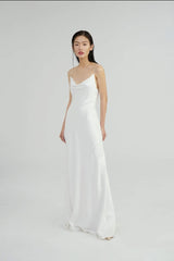 Robe longue en soie élégante avec décolleté drapé et bretelles spaghetti minimalistes