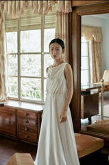 Robe longue en soie sans manches avec décolleté drapé et détail dos nu pour femme