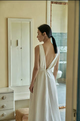 Robe longue en soie sans manches avec décolleté drapé et détail dos nu pour femme