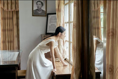 Robe longue en soie sans manches avec décolleté drapé et détail dos nu pour femme