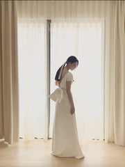 Robe élégante en soie avec détail de nœud dans le dos, manches courtes et dos en V profond