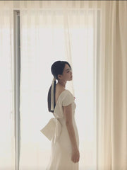 Robe élégante en soie avec détail de nœud dans le dos, manches courtes et dos en V profond