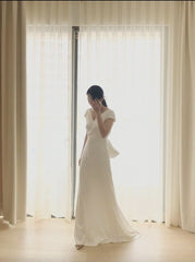 Robe élégante en soie avec détail de nœud dans le dos, manches courtes et dos en V profond