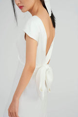 Robe élégante en soie avec détail de nœud dans le dos, manches courtes et dos en V profond