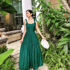 Robe longue en soie avec jupe à volants, bretelles nouées aux épaules et dos ouvert