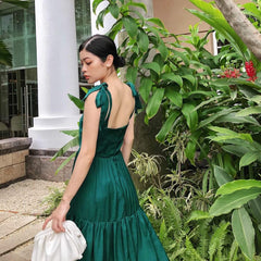 Robe longue en soie avec jupe à volants, bretelles nouées aux épaules et dos ouvert