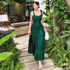 Robe longue en soie avec jupe à volants, bretelles nouées aux épaules et dos ouvert