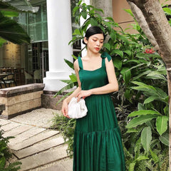 Robe longue en soie avec jupe à volants, bretelles nouées aux épaules et dos ouvert