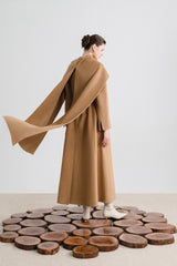 Manteau long en cachemire ceinturé au design minimaliste sans col et à la silhouette épurée