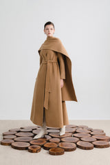 Manteau long en cachemire ceinturé au design minimaliste sans col et à la silhouette épurée