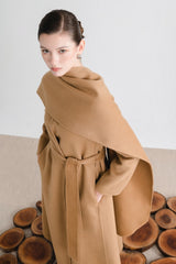 Manteau long en cachemire ceinturé au design minimaliste sans col et à la silhouette épurée