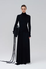 Robe longue à col roulé avec taille drapée et manches longues élégantes