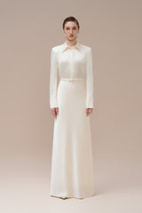 Robe longue en satin à manches longues avec col chemise et taille ajustée