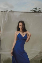 Robe nuisette en soie coupée en biais avec décolleté drapé et bretelles spaghetti réglables