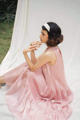 Robe midi sans manches à volants en organza transparent avec une silhouette fluide et un mouvement aérien