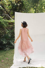 Robe midi sans manches à volants en organza transparent avec une silhouette fluide et un mouvement aérien