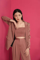 女士高腰阔腿真丝裤，正面有褶皱，剪裁合身