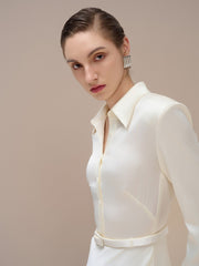 Robe longue en satin à manches longues avec col chemise et taille ajustée