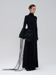 Robe longue à col roulé avec taille drapée et manches longues élégantes