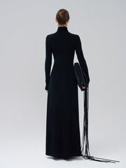 Robe longue à col roulé avec taille drapée et manches longues élégantes
