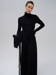 Robe longue à col roulé avec taille drapée et manches longues élégantes