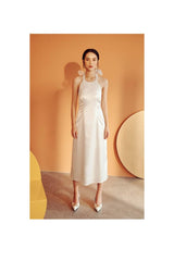 Robe mi-longue en soie à col licou avec nœud dans le dos et dos ouvert pour des soirées élégantes