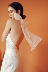 Robe mi-longue en soie à col licou avec nœud dans le dos et dos ouvert pour des soirées élégantes