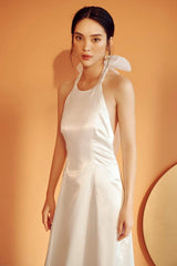 Robe mi-longue en soie à col licou avec nœud dans le dos et dos ouvert pour des soirées élégantes