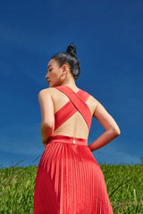 Robe midi plissée en lin fluide avec bretelles croisées dans le dos et taille ajustée flatteuse