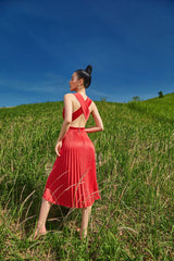 Robe midi plissée en lin fluide avec bretelles croisées dans le dos et taille ajustée flatteuse
