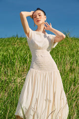 Robe romantique en lin avec taille smockée et jupe ballon fluide pour une élégance sans effort