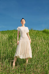 Robe romantique en lin avec taille smockée et jupe ballon fluide pour une élégance sans effort