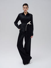 Chemise en satin sur mesure avec col pointu et lien à la taille ajustable