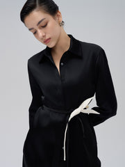Chemise en satin sur mesure avec col pointu et lien à la taille ajustable