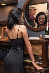 Robe nuisette en soie coupée en biais avec bretelles réglables et fente latérale boutonnée