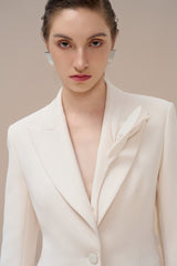 Blazer cranté Fiona sur mesure avec revers sculptés et silhouette allongée