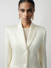 Blazer en satin sur mesure avec épaules structurées et revers crantés pour un style formel