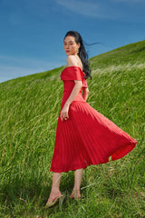 Robe midi élégante en lin avec jupe plissée et détails drapés à épaules dénudées