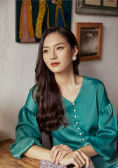 珍珠纽扣细节和褶皱袖子真丝 V 领衬衫