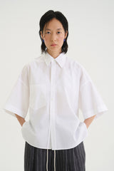 宽松版型亚麻和棉质府绸短袖衬衫，后背系带设计