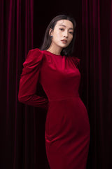 Elegant bodycon midi dress in soft velvet with ruched shoulders and tailored silhouette