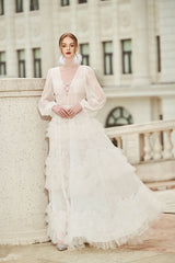 Robe de princesse Naomi à décolleté plongeant et manches longues à volants