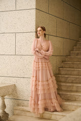 Robe de princesse Naomi à décolleté plongeant et manches longues à volants