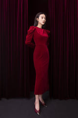 Elegant bodycon midi dress in soft velvet with ruched shoulders and tailored silhouette