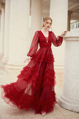 Robe de princesse Naomi à décolleté plongeant et manches longues à volants