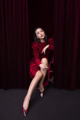 Elegant bodycon midi dress in soft velvet with ruched shoulders and tailored silhouette