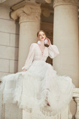 Robe de princesse Naomi à décolleté plongeant et manches longues à volants