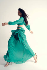 Robe longue en soie découpée avec manches longues bouffantes, jupe à volants et détails plissés pour les occasions spéciales