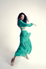 Robe longue en soie découpée avec manches longues bouffantes, jupe à volants et détails plissés pour les occasions spéciales